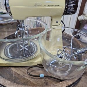 Sunbeam Mixmaster in Cream with Glass Bowls